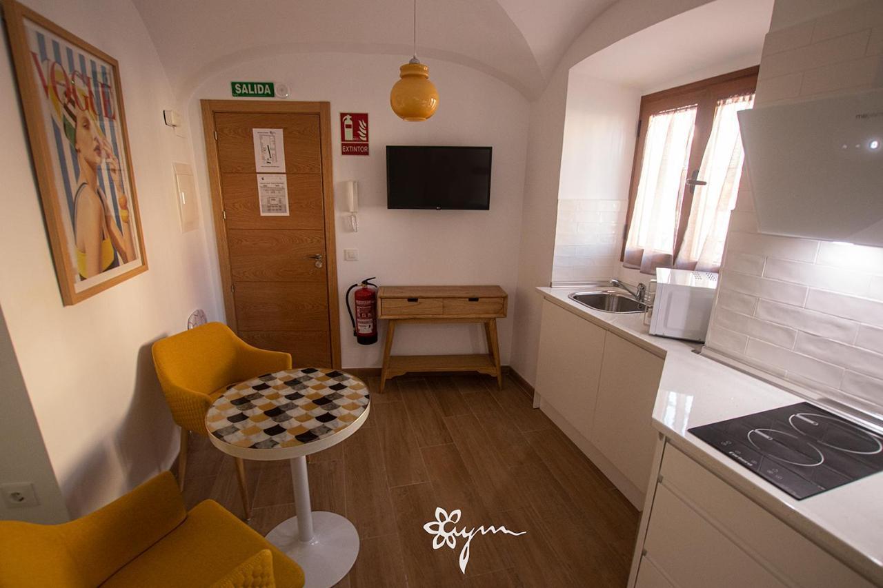 Apartamentos Turisticos Abrilymarzo Caceres Bagian luar foto